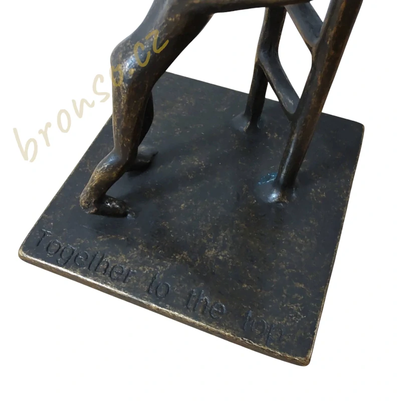 Společně na vrcholu – bronzová soška, symbol spolupráce a úspěchu, umělecká dekorace