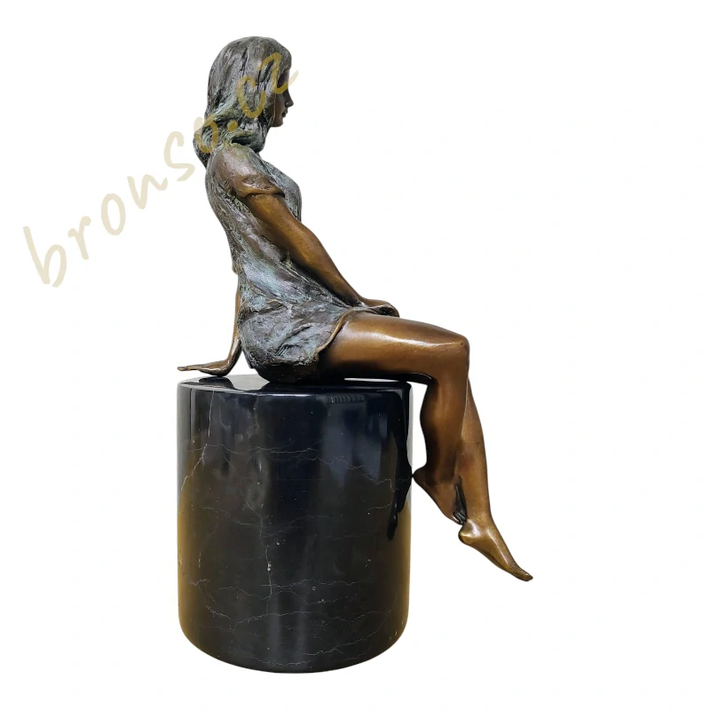 Bronzová socha ženy v modrých šatech – elegantní umělecké ztvárnění ženské postavy