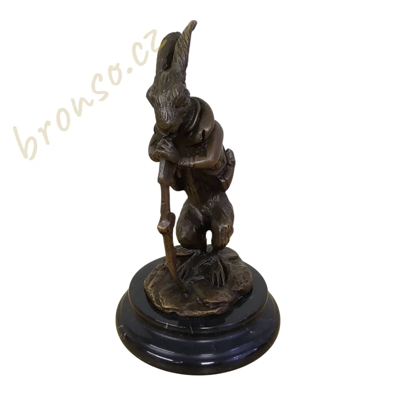 Lovecký zajíc – bronzová soška na mramorovém podstavci