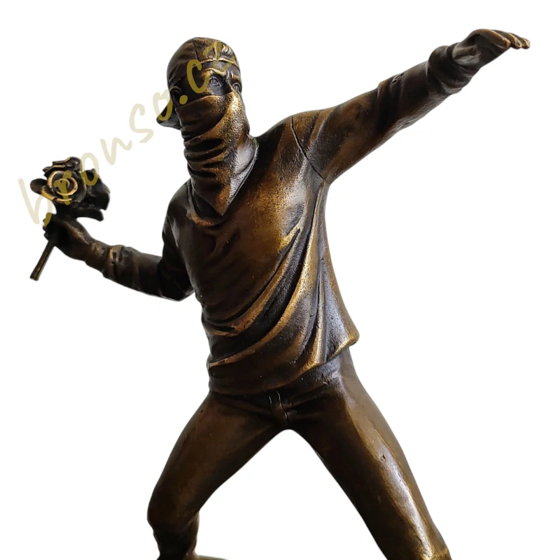 Bronzová socha Banksy: Flower Thrower – Hodící se květinář - Moderní umění, designová soška