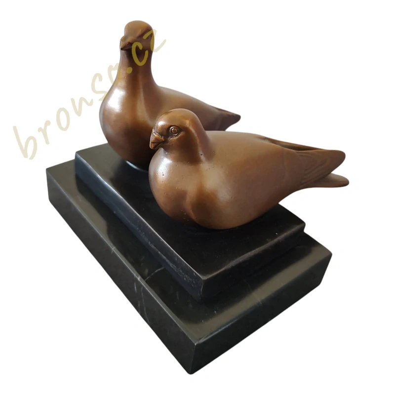 Bronzová soška holubic – číslovaná umělecká figurka lásky na mramorovém podstavci | Ručně odlévaný bronz s pečetí