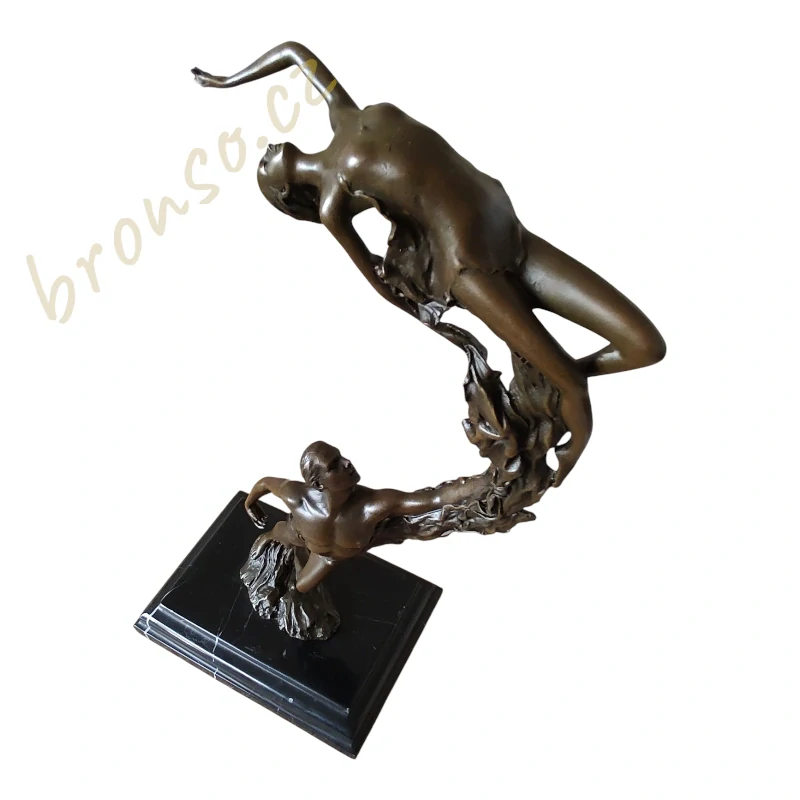 Tančící pár - Dynamická bronzová socha páru podepsaná Aldo Vitaleh