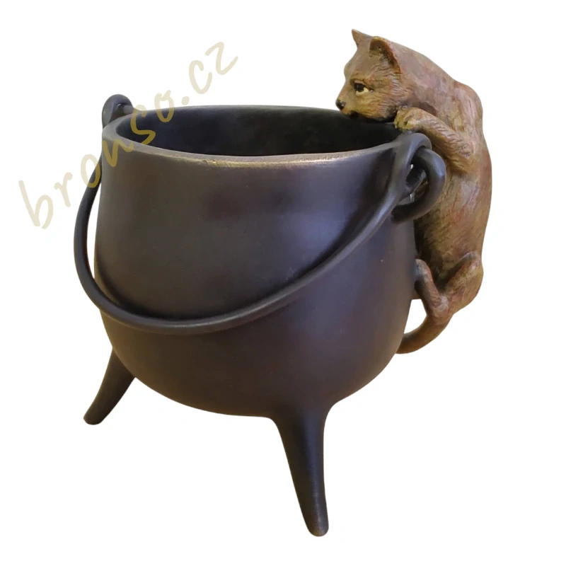 Bronzová kočka na kotlíku – soška ve stylu vídeňského bronzu, podepsaná L.A. Carvin