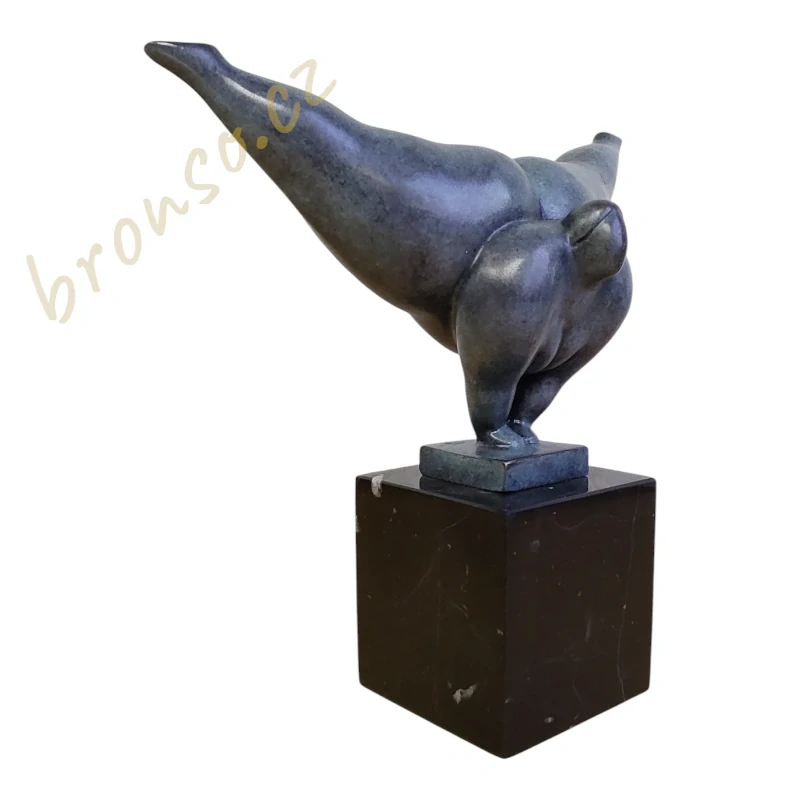 Moderní bronzová socha ženského aktu – signováno Milo, mramorový podstavec