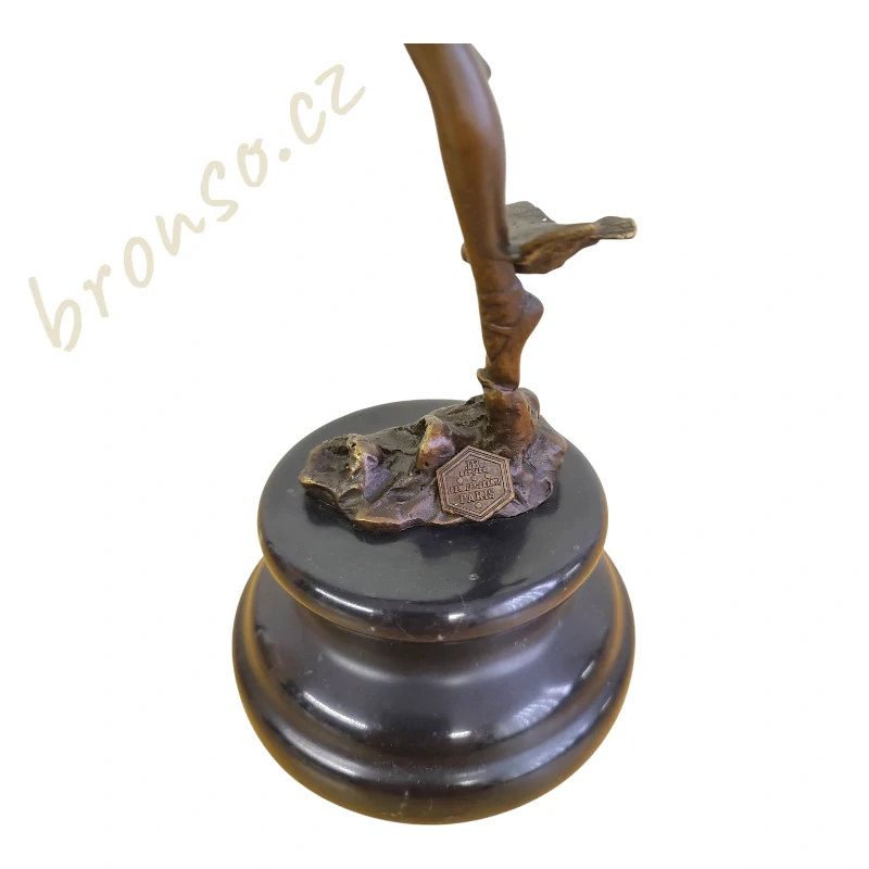 Tančící žena s ptáky – bronzová socha na mramorovém podstavci 