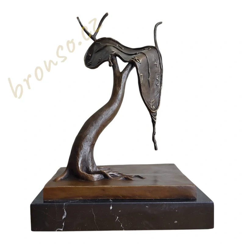 Rozteklé hodiny – surrealistická bronzová socha ve stylu Salvadora Dalího