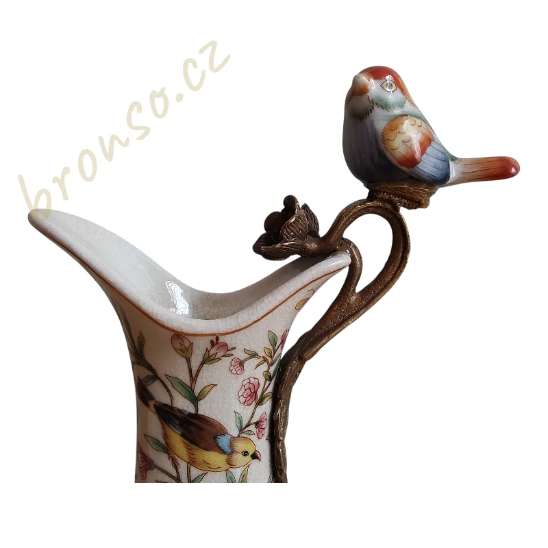 Porcelánová secesní karafa s bronzovým držadlem ve tvaru ptáčka a květinovým dekorem