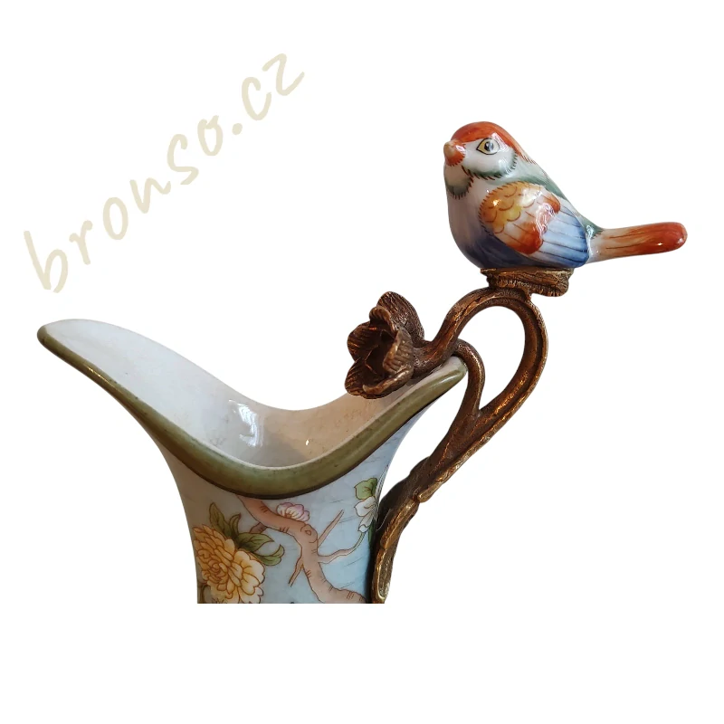 Porcelánová secesní karafa s bronzovým držadlem ve tvaru ptáčka a květinovým dekorem