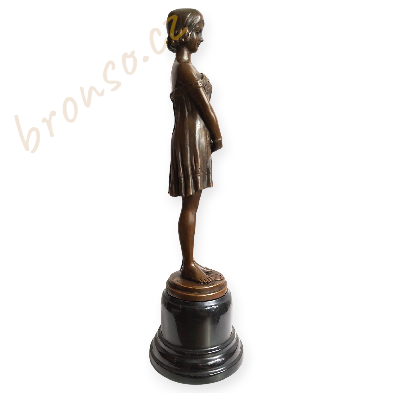 Bedtime Girl – Art Deco bronzová soška dívky od Bruna Zacha, elegantní umělecká dekorace
