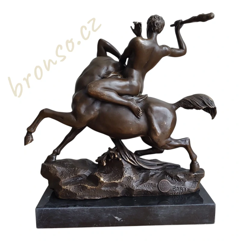 Herkules bojující s kentaurem – bronzová socha Barye na mramoru