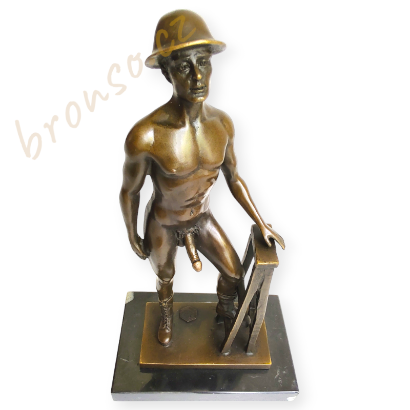 Stavitel – bronzová socha muže při práci, umělecké dílo inspirované lidskou silou a každodenností