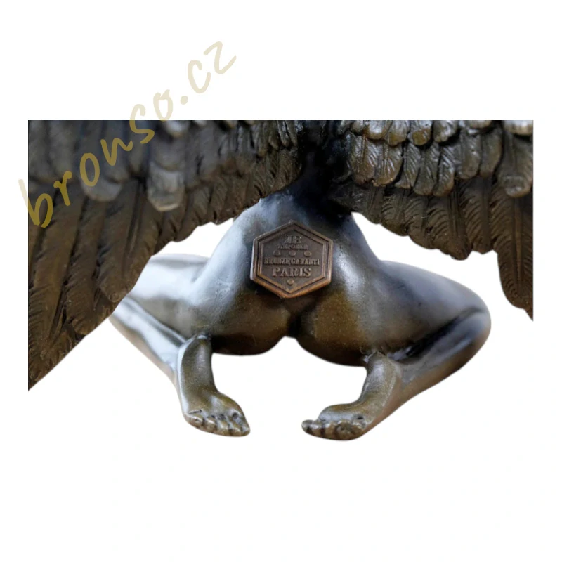 Okřídlená nahá dívka - bronzová soška