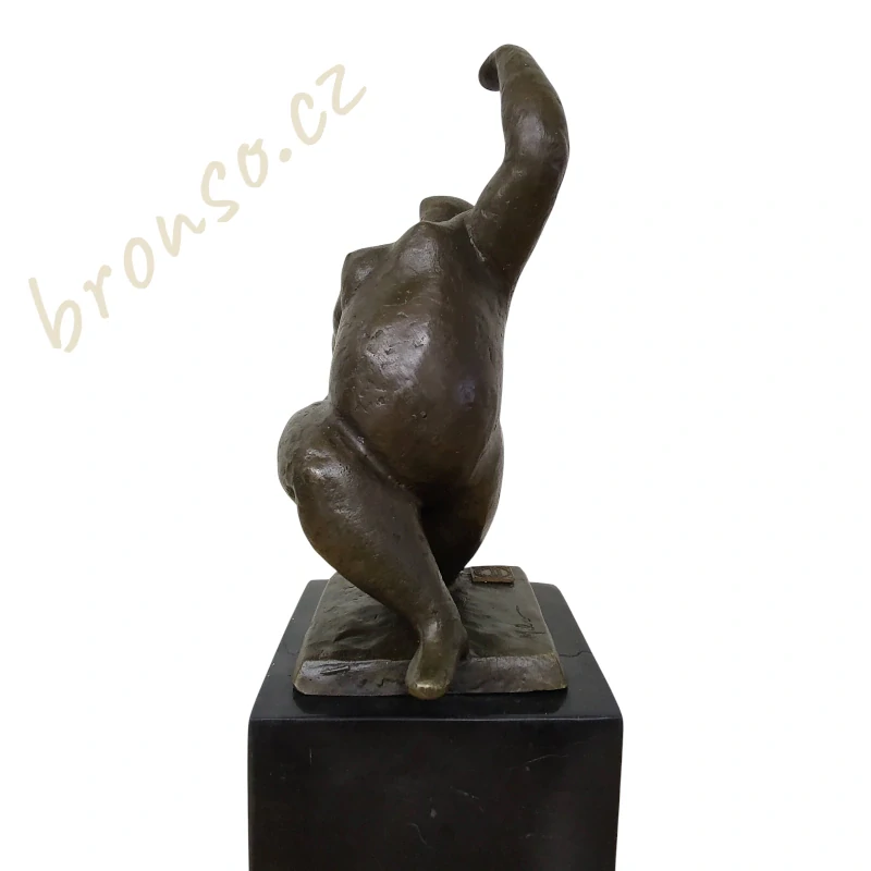 Radost z pohybu – moderní bronzová socha ženy