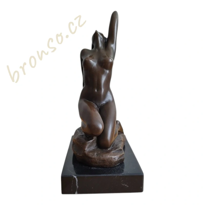 Smyslná bronzová socha nahé ženy – klečící ženská figura na mramorovém podstavci, erotická umělecká dekorace, elegantní bytový doplněk