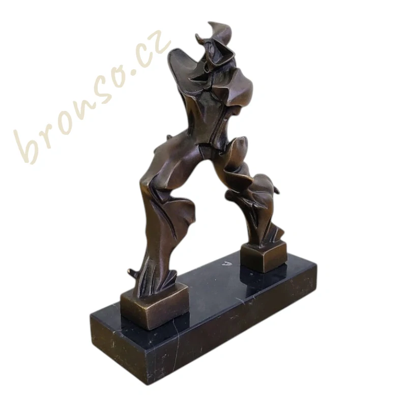 Futuristická bronzová soška – Unique Forms of Continuity in Space – Jedinečné formy kontinuity v prostoru – Umberto Boccioni abstraktní moderní umění