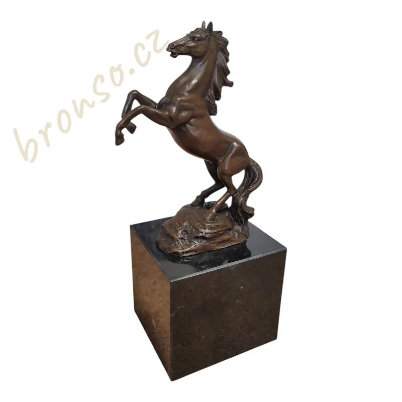 Bronzová socha koně na mramoru – vzpínající se hřebec, elegantní zvířecí figurka, luxusní dekorace, sběratelský dárek