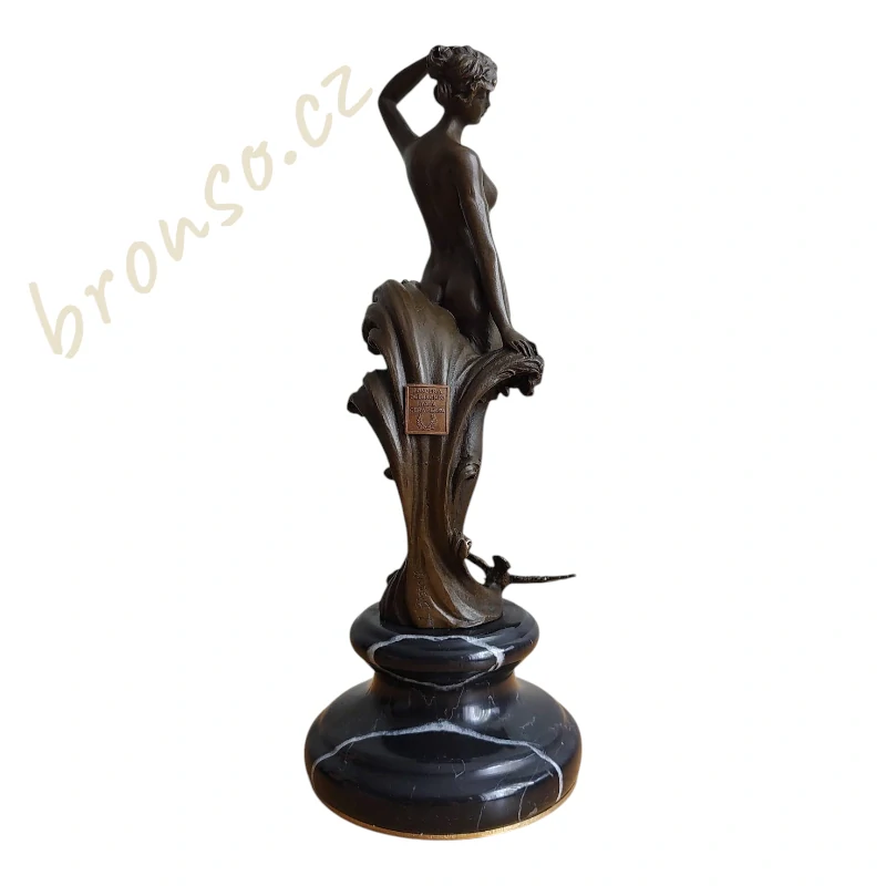 Dáma s ptáčkem - Bronzová soška Venuše - Leonardo Bistolfi, elegantní ženský akt