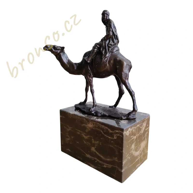 Bronzová socha beduína na velbloudovi – signováno Carvin, pravý bronz na mramoru