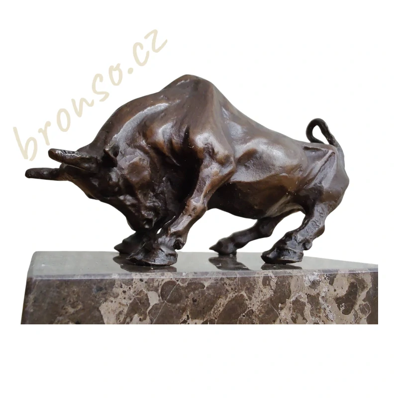 Impozantní bronzový býk Wall Street – symbol síly, úspěchu a prosperity, pravý bronz na mramoru