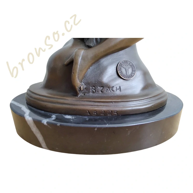 Bronzová socha ženy objímající falus