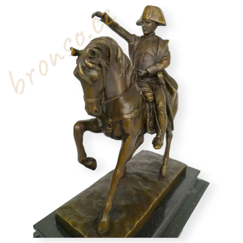 Napoleon Bonaparte na koni – bronzová socha