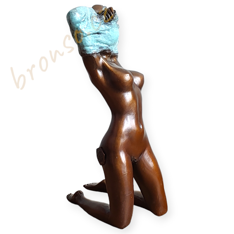 Akt ženy – bronzová soška, elegantní umělecká dekorace inspirovaná ženskou krásou