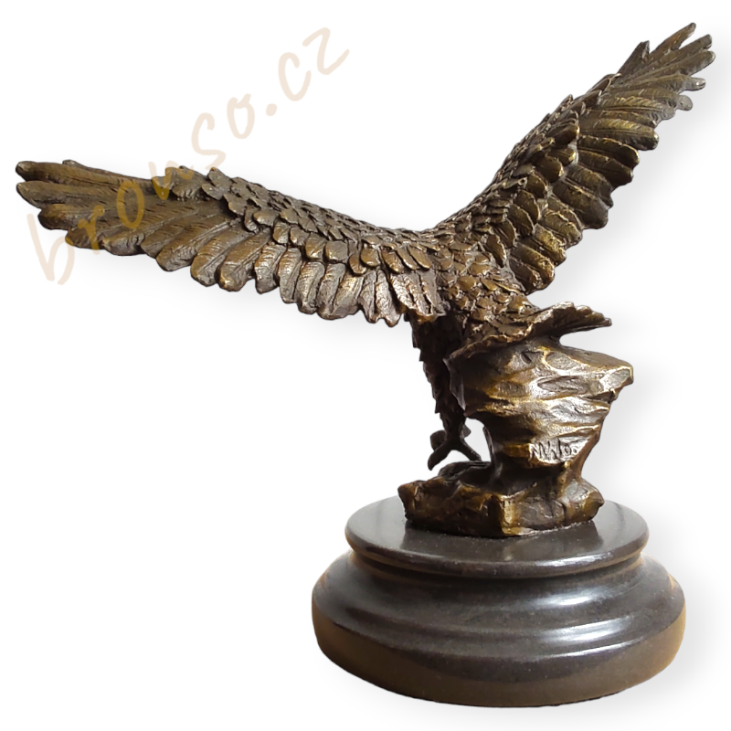 Orel v letu na mramoru – bronzová soška, majestátní zvířecí umělecká dekorace