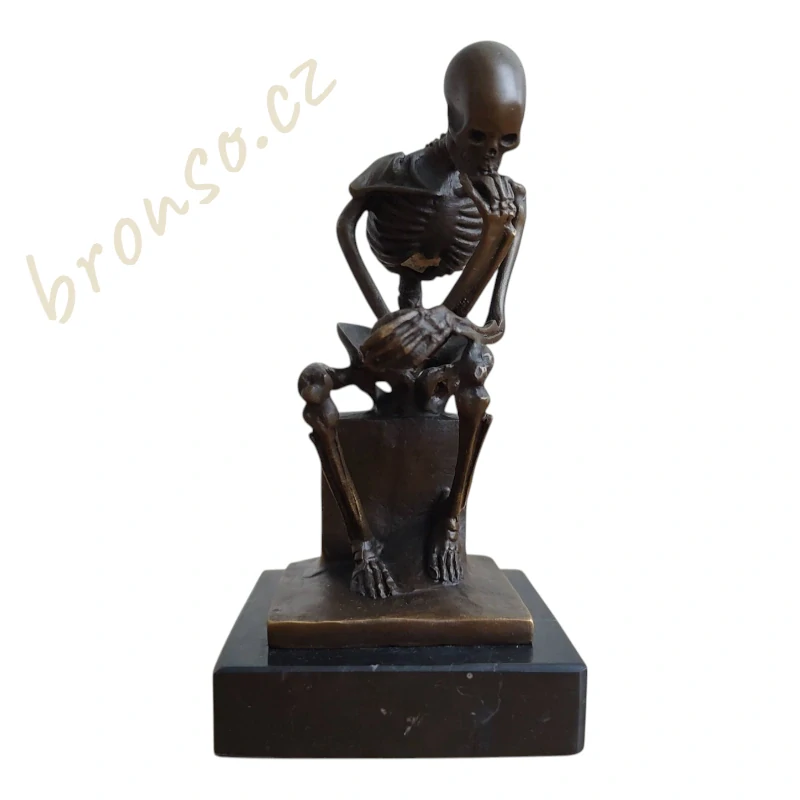 Myslitel – sedící kostra, bronzová soška s filozofickým motivem, umělecká dekorace