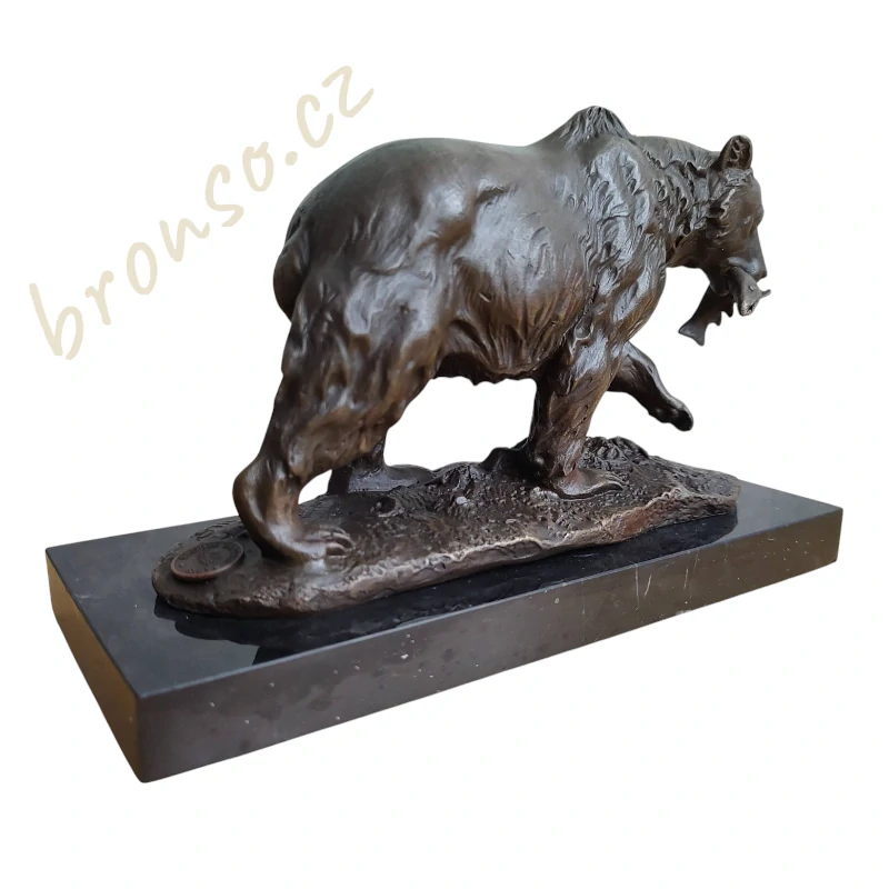 Medvěd s rybou – bronzová socha, zvířecí umělecká dekorace