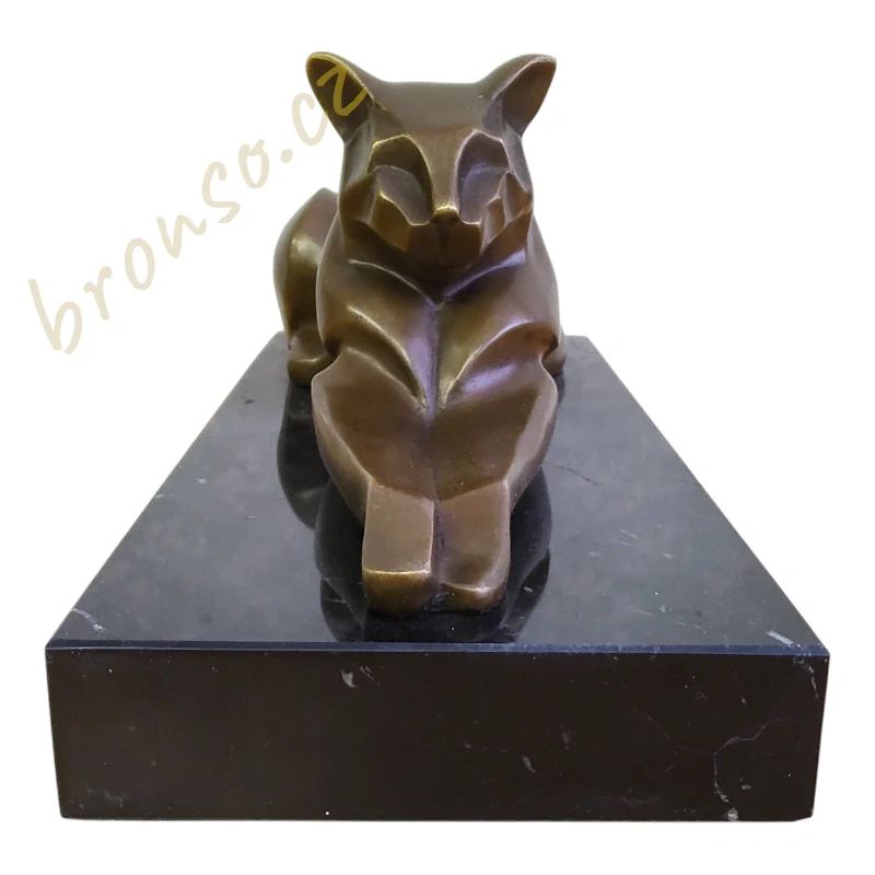 Bronzová socha ležící kočky – kubistický styl podle Michel Decoux | Signovaná, číslovaná, na mramoru