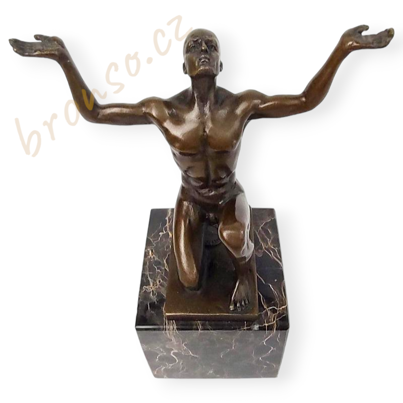 Sportovec - Moderní gymnastika - nahý muž klečící - bronzová soška