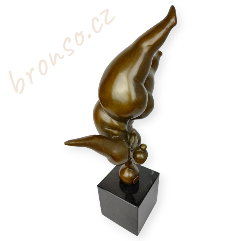 Dáma balancující na jedné ruce – moderní bronzová soška, elegantní umělecká dekorace