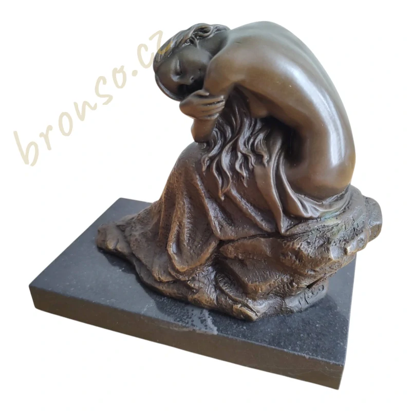 Spící žena – bronzová socha na mramorovém podstavci – elegantní dekorace do interiéru