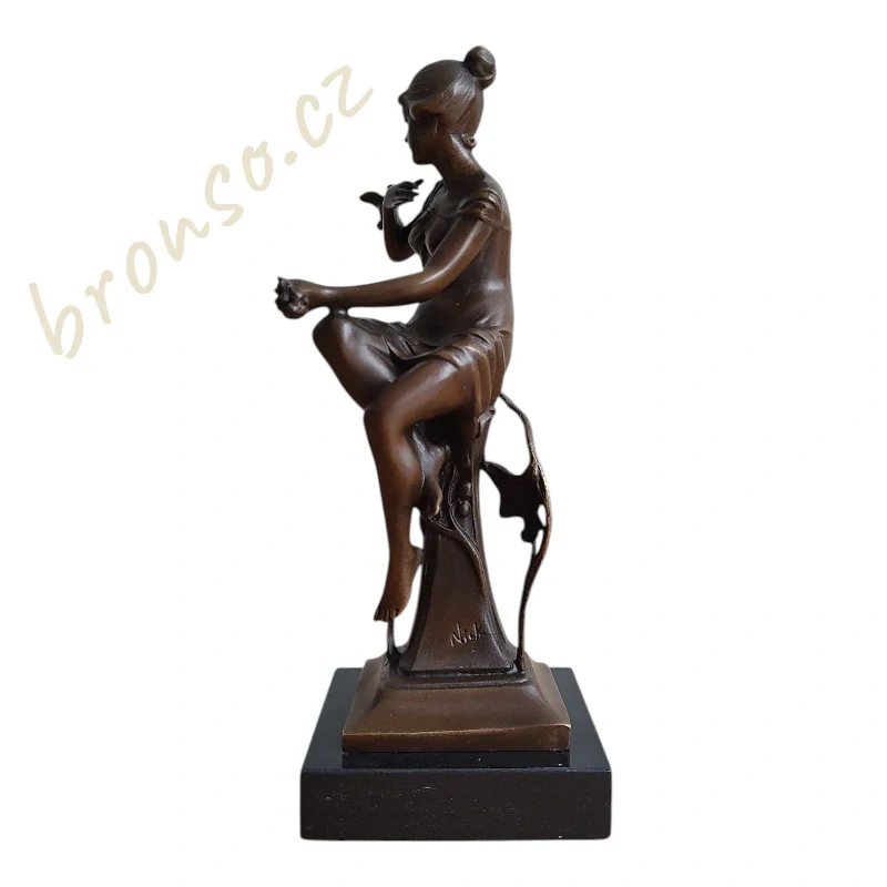 Elegantní bronzová socha ženy s ptáky ve stylu Art Deco – signováno, číslováno