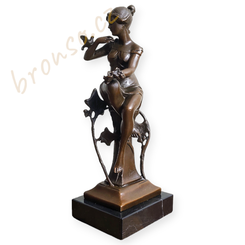 Elegantní socha ženy s ptáky z bronzu