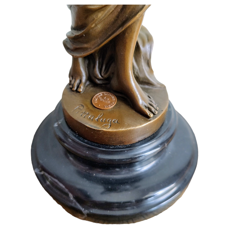 Nymfa s květinami ve vlasech – bronzová socha