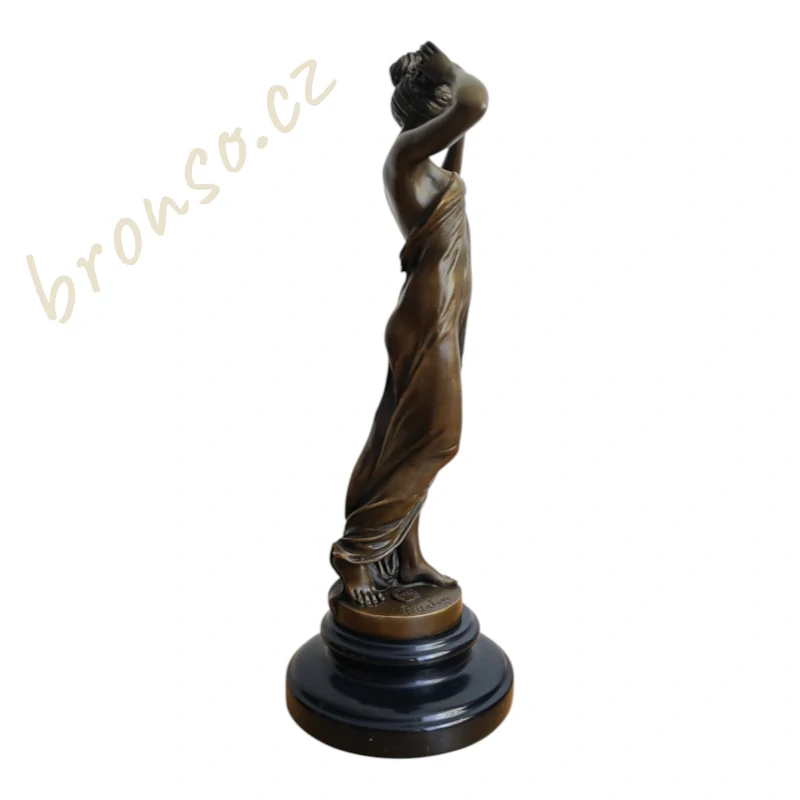 Nymfa s květinami ve vlasech – bronzová socha