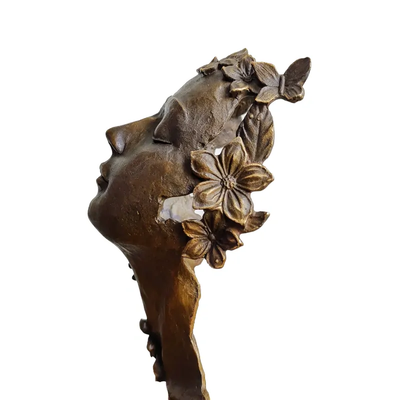 Tvář ženy – dívka s květinami, bronzová socha podle Miguela Fernanda Lopeze