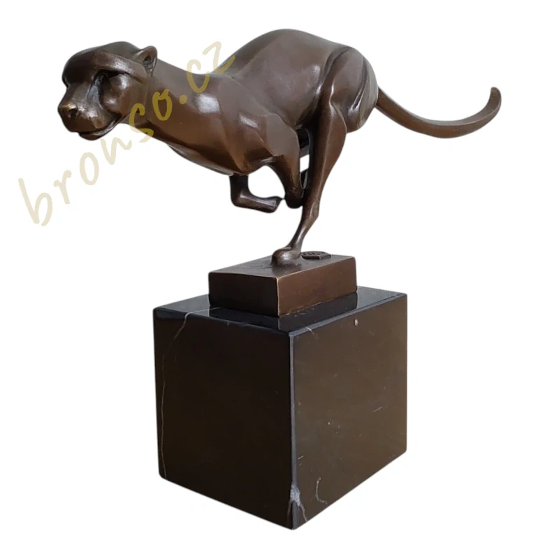 Moderní bronzová socha geparda – běžící gepard na mramorovém podstavci, elegantní zvířecí dekorace