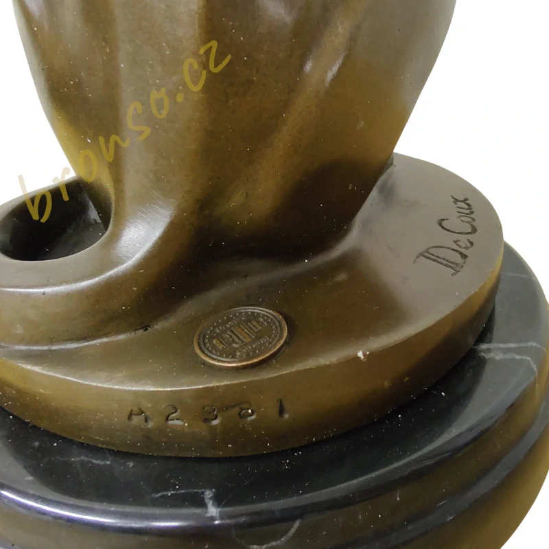 Bronzová socha geparda – moderní zvířecí socha na mramorovém podstavci