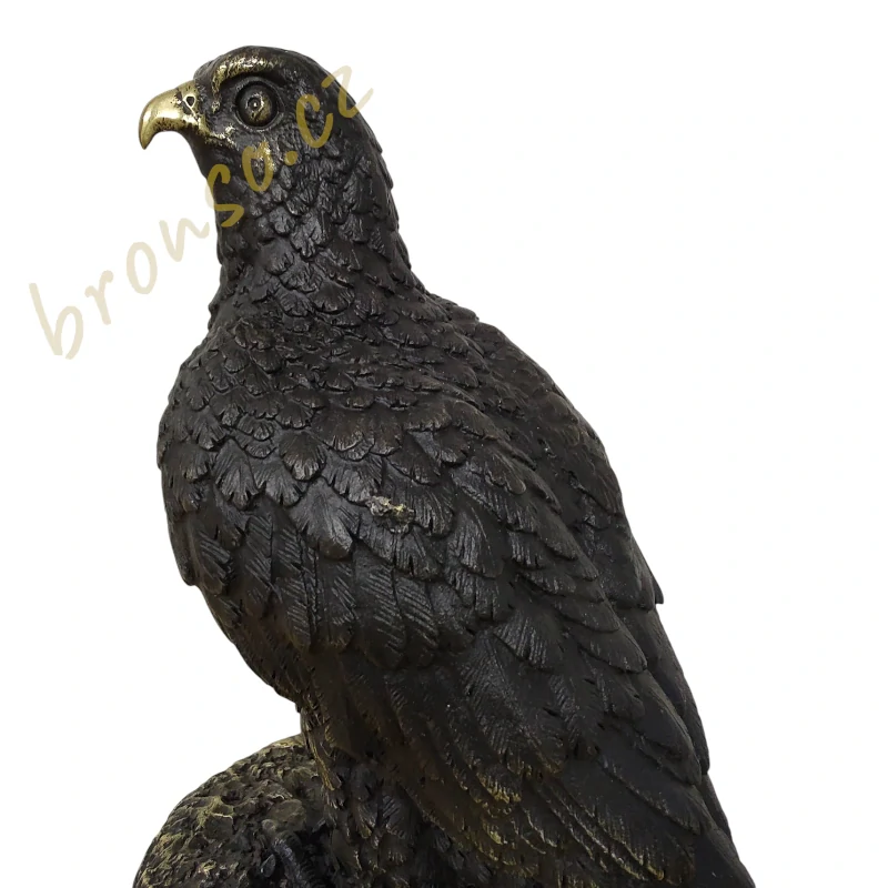 Bronzová socha orla – dekorace na mramorovém podstavci