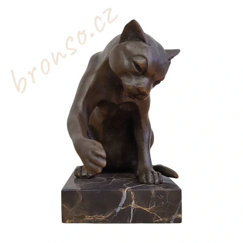 Hrající si kočka – bronzová socha