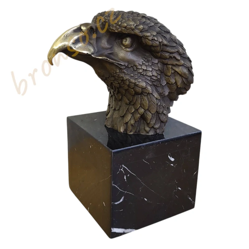 Hlava orla – bronzová socha, symbol síly a svobody