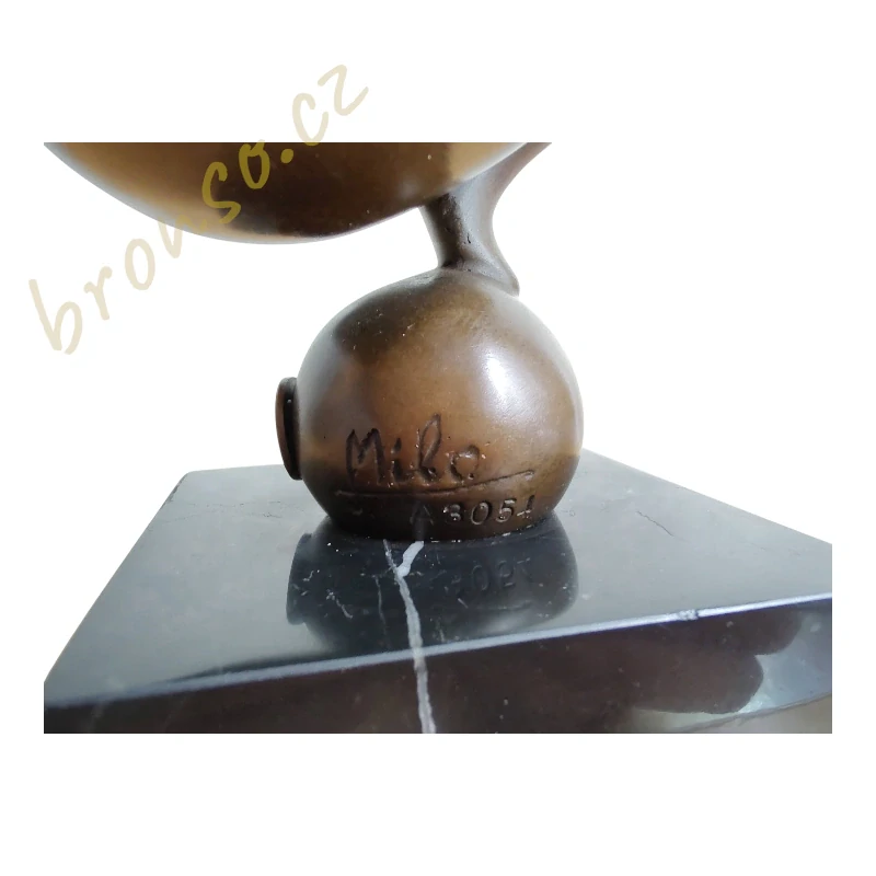 Moderní abstraktní bronzová socha ženy – elegantní designová dekorace na mramoru