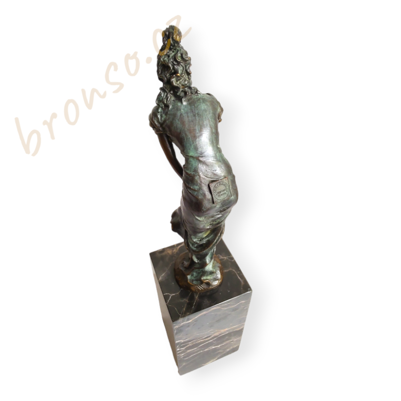 Žena v dlouhých šatech – bronzová soška ve stylu Art Deco