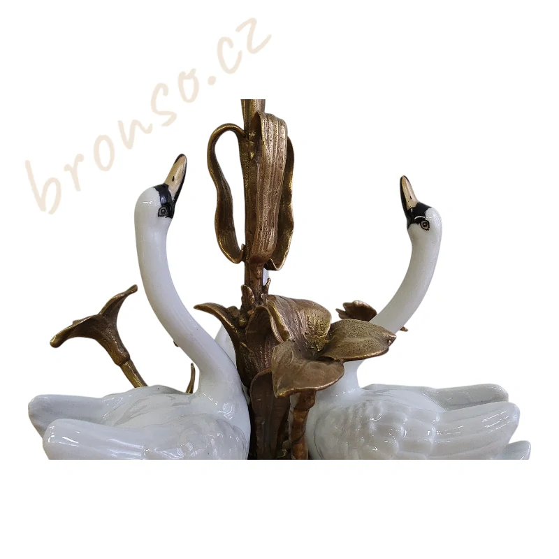 Elegantní svícen z bronzu a porcelánu – tři labutě, luxusní ručně vyrobená domácí dekorace