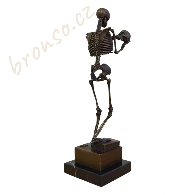 Bronzová socha kostry s lebkou – soška kostlivec