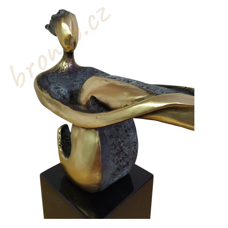 Bronzová socha na mramorovém podstavci – originál, signováno, moderní umění