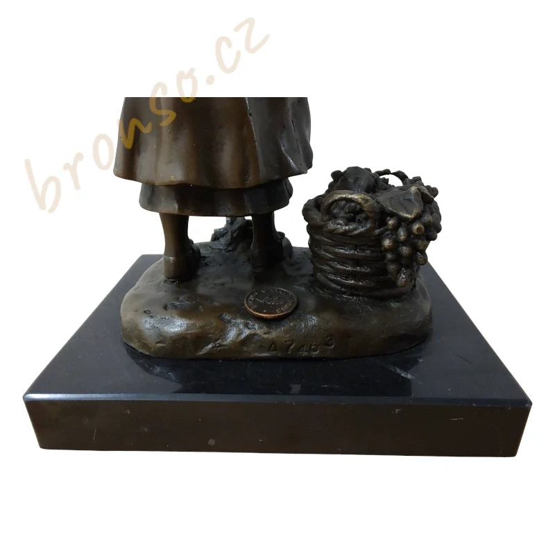 Bronzová soška dívky na mramorovém podstavci – signované umělecké dílo, ručně vyrobená dekorace