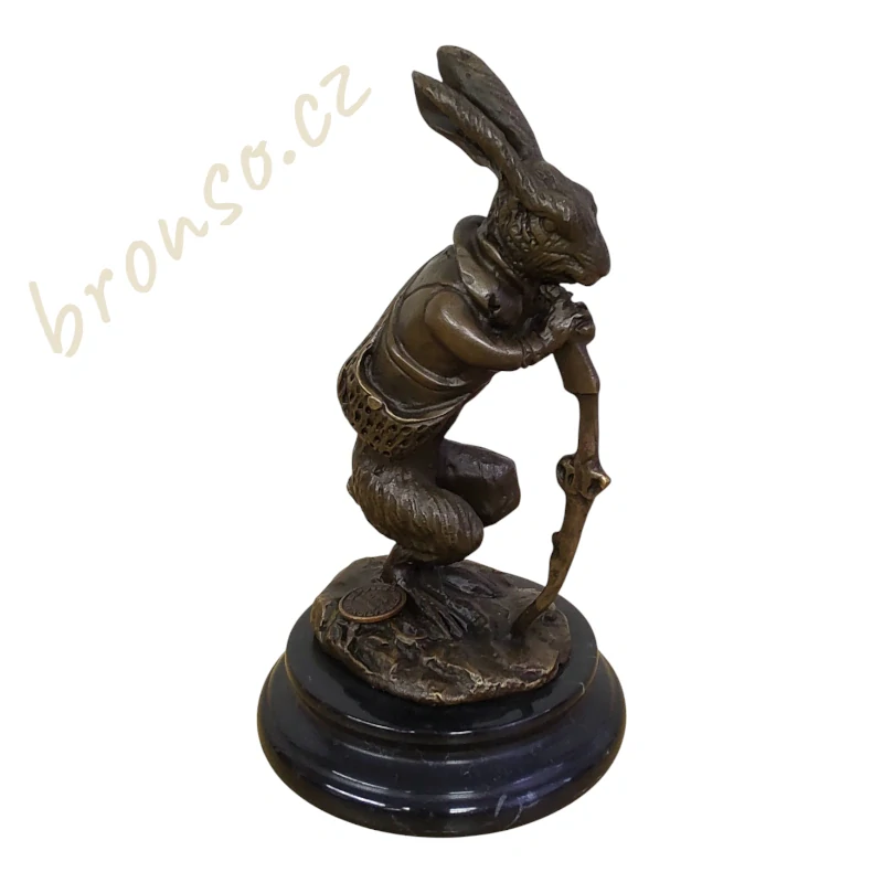 Lovecký zajíc – bronzová soška na mramorovém podstavci